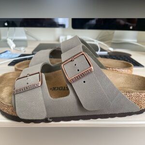 BIRKENSTOCK - NEW SIZE 39 (W-8-8.5 / M - 6-6.5) COLOR: STONE